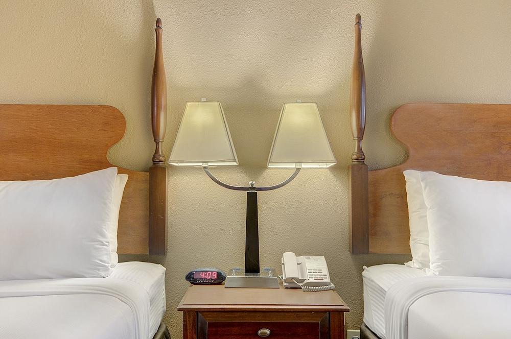 Quality Inn & Suites Tulare Extérieur photo