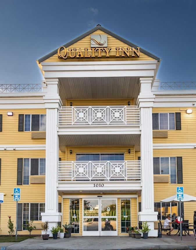 Quality Inn & Suites Tulare Extérieur photo