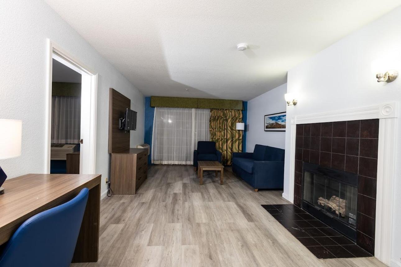 Quality Inn & Suites Tulare Extérieur photo